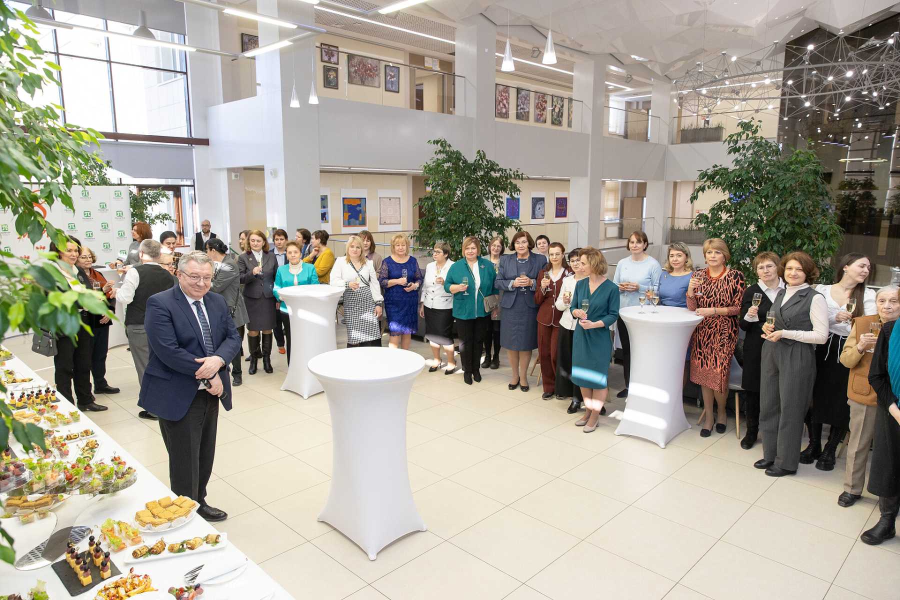 Ректор Андрей Рудской поздравил женщин – докторов наук с 8 марта
