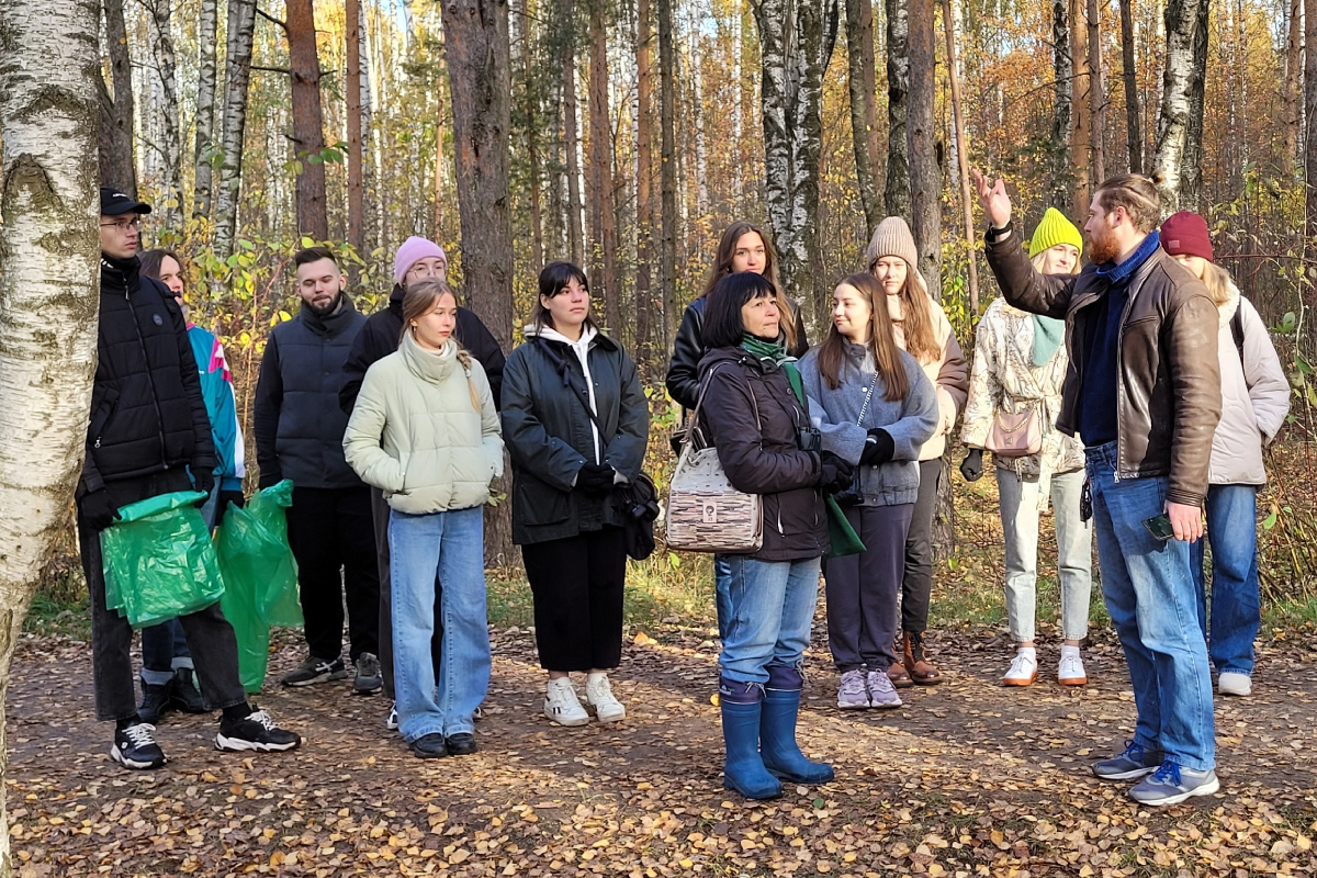 Студенты ВШДиА приняли участие в общегородском субботнике в Пискарёвском парке