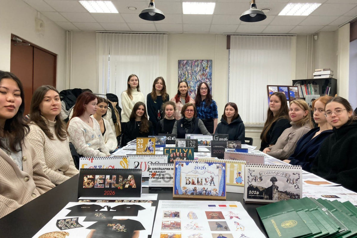 Студенты 3 курса профиля «Графический дизайн» представили свои разработки сувенирной продукции для выставки «Все Бенуа - всё Бенуа»